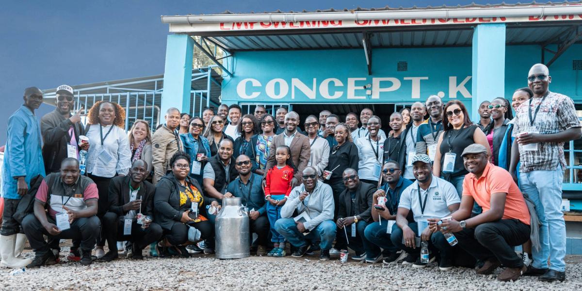 Un groupe de personnes devant un bâtiment bleu